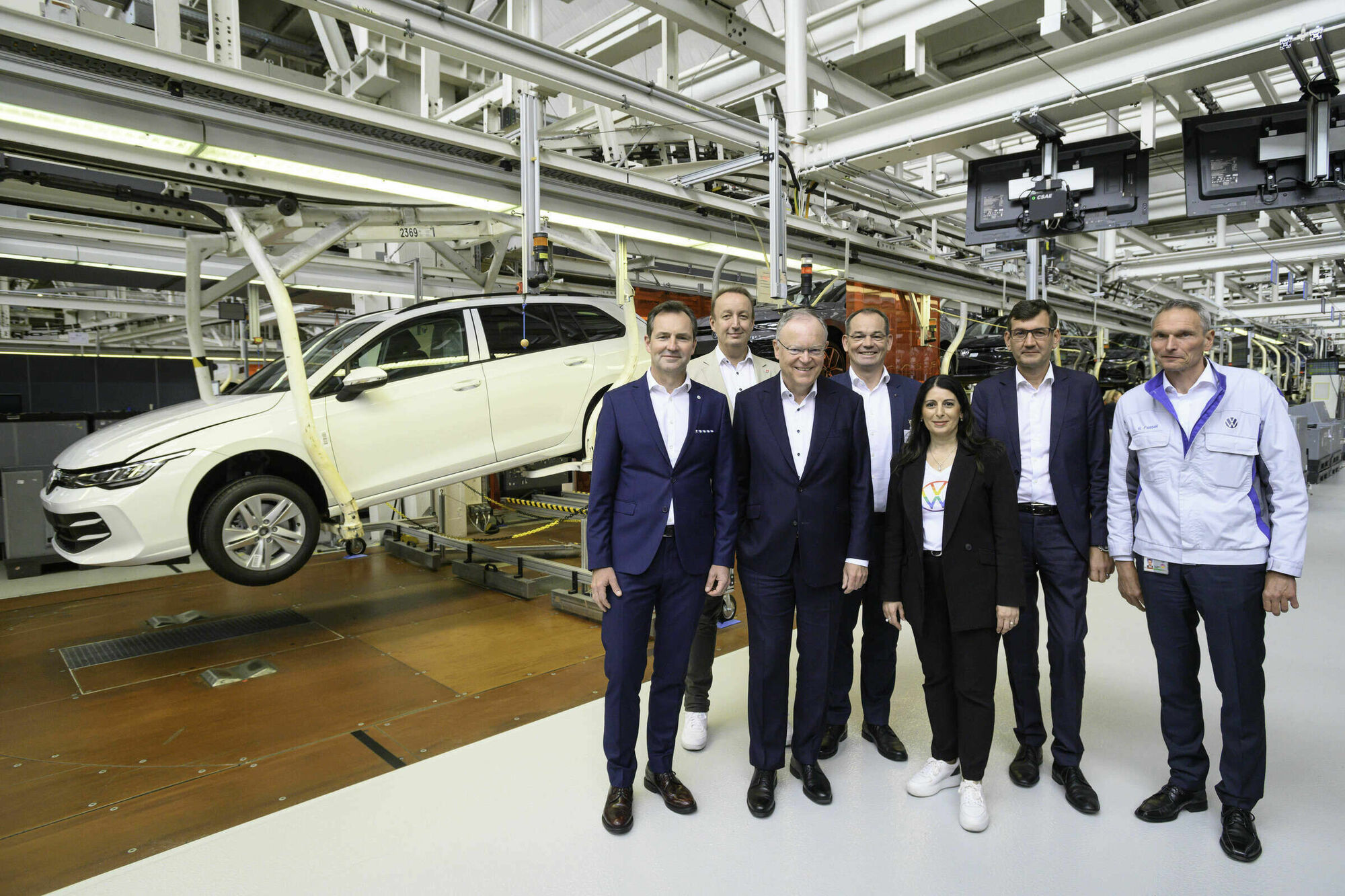 Chủ tịch Daniela Cavallo cùng đội ngũ nhân viên kỳ cựu của nhà máy Volkswagen tại Wolfsburg